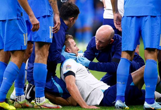 Italy v England UEFA Nations League Harry Kane of England receives treatment during the UEFA Nations League Group C match at San Siro, Milan Content Not Available For UK Newspapers Copyright: xPaulxChestertonx FIL-17373-0089 UK Newspapers OUT