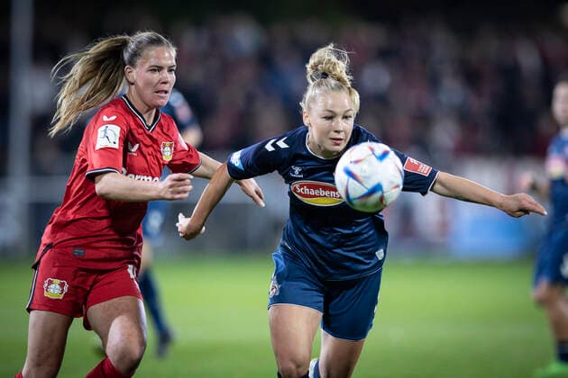 1 Women Bundesliga Bayer 04 Leverkusen vs 1 FC Koeln, 23 09 2022 Leverkusen, 23 September Juliane Wirtz 14, Bayer 04 Leverkusen , Weronika Zaistowska 24, 1 FC Koeln during the match Bayer 04 Leverkusen vs 1 FC Koeln on matchday 2 of the womens soccer Bundesliga on 23 09 2022 at Ulrich Haberland Stadium in Leverkusen North Rhine Westphalia DFL REGULATES PROHIBIT ANY USE OF PHOTOGRAPHS AS IMAGE SEQUENCES AND OR QUASI VIDEO Copyright: xBEAUTIFULxSPORTS AxelxKohringx