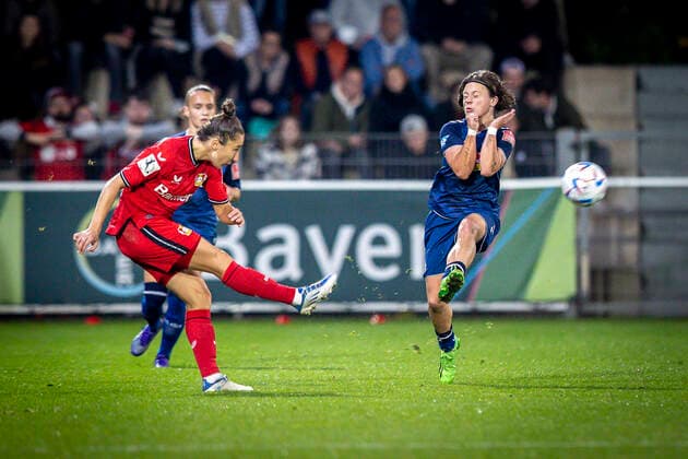 1 Women Bundesliga Bayer 04 Leverkusen vs 1 FC Koeln, 23 09 2022 Leverkusen, 23 September Sylwia Matysik 4, Bayer 04 Leverkusen , Alicia Gudorf 12, 1 FC Koeln during the match Bayer 04 Leverkusen vs 1 FC Koeln on matchday 2 of the womens soccer Bundesliga on 23 09 2022 at Ulrich Haberland Stadium in Leverkusen North Rhine Westphalia DFL REGULATES PROHIBIT ANY USE OF PHOTOGRAPHS AS IMAGE SEQUENCES AND OR QUASI VIDEO Copyright: xBEAUTIFULxSPORTS AxelxKohringx