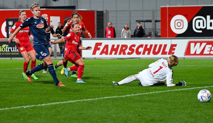 Kristin Koegel Bayer 04 Leverkusen, 11 , Ivana Ferreira Fuso Bayer 04 Leverkusen, 07 and Manon Klett 1 FC Köln, 01 Bayer 04 Leverkusen vs 1 FC Koeln, Football, Flyeralarm Frauen Bundesliga, 2 Spieltag, Saison 2022 2023, 23 09 2022 DFB DFL Regulations prohibit any use of Photographs as image sequences and or quasi video Bayer 04 Leverkusen vs 1 FC Koeln, Football, Flyeralarm Frauen Bundesliga, 2 Spieltag, Saison 2022 2023, 23 09 2022 Leverkusen Copyright: xEibner-Pressefoto ThomasxHaeslerx EP_EER