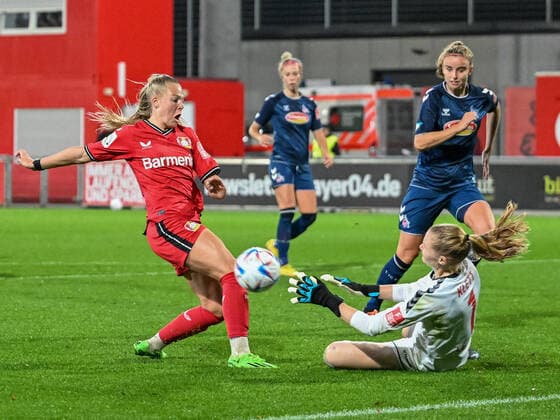 Jill Baijings Bayer 04 Leverkusen, 18 is prevented from scoring by Manon Klett 1 FC Köln, 01 Myrthe Moorrees 1 FC Köln, 06 Bayer 04 Leverkusen vs 1 FC Koeln, Football, Flyeralarm Frauen Bundesliga, 2 Spieltag, Saison 2022 2023, 23 09 2022 DFB DFL Regulations prohibit any use of Photographs as image sequences and or quasi video Bayer 04 Leverkusen vs 1 FC Koeln, Football, Flyeralarm Frauen Bundesliga, 2 Spieltag, Saison 2022 2023, 23 09 2022 Leverkusen Copyright: xEibner-Pressefoto ThomasxHaeslerx EP_EER