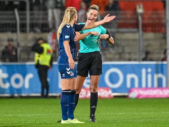 Sarah Puntigam 1 FC Köln, 17 is once again looking for the conversation with referee Nadine Westerhoff Bayer 04 Leverkusen vs 1 FC Koeln, football, Flyeralarm Frauen Bundesliga, 2 Spieltag, Saison 2022 2023, 23 09 2022 DFB DFL Regulations prohibit any use of Photographs as image sequences and or quasi video Bayer 04 Leverkusen vs 1 FC Koeln, football, Flyeralarm Frauen Bundesliga, 2 Spieltag, Saison 2022 2023, 23 09 2022 Leverkusen Copyright: xEibner-Pressefoto ThomasxHaeslerx EP_EER