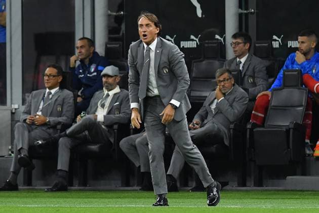 23rd September 2022; Stadio Giuseppe Meazza,Milano, Italy; European Nations league 2022 football, Italy versus England; Italy Trainer Roberto Mancini pleads with his payers  ActionPlus12428986 AllShotLive