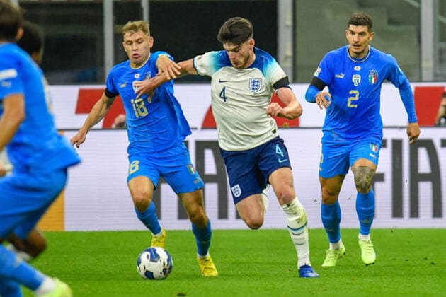 Italy s Nicolo Barella fights for the ball against England s Declan Rice during Italy vs England, football UEFA Nations League match in Milan, Italy, September 23 2022  Copyright: xFabioxFagiolinix xipa-agency.netx xLivexMediax 0