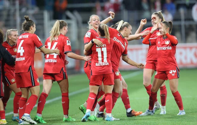 Leverkusen, Germany, 23 09 2022, Flyeralarm womens Bundesliga, 2 match day, Bayer 04 Leverkusen 1 FC Cologne, Jill Bayings Bayer04, 4 v l cheers after her goal to make it 1 0