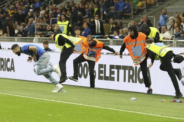 September 23, 2022, Milan, Italy: One supporters enter in the pitch during Italy vs England, 5° day of Nations League group 3 2022-23, game at Giuseppe Meazza - San Siro stadium in Milano (MI), Italy, on September 23, 2022. football UEFA Nations League match - Italy vs England, Milan, Italy - ZUMAl164 20220923_zsa_l164_258 Copyright: xDavidexCasentinix
