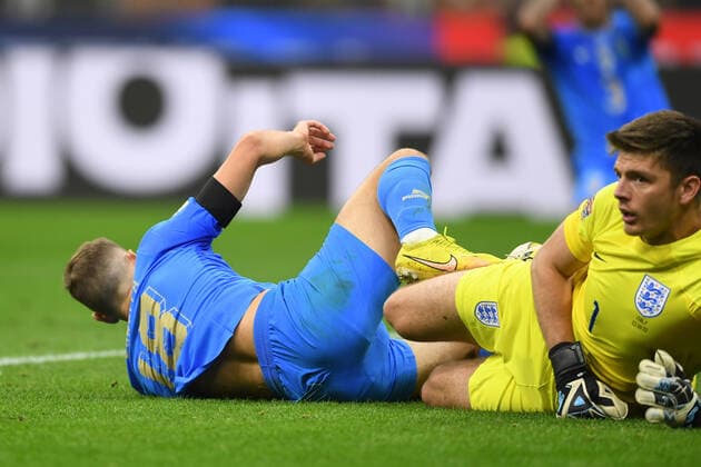 Nicolo Barella (Italy)Nick Pope (England) during the Uefa Nations League 2022-2023 match between match between Italy 1-0 England at Giuseppe Meazza Stadium on September 23, 2022 in Milano, Italy. Noxthirdxpartyxsales  (199386448)