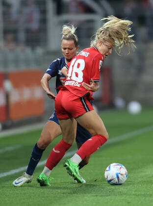 Leverkusen, Germany, 23 09 2022, Flyeralarm Frauen Bundesliga, 2 Spieltag, Bayer 04 Leverkusen 1 FC Köln, Jana Beuschlein Köln , Jill Bayings Bayer04