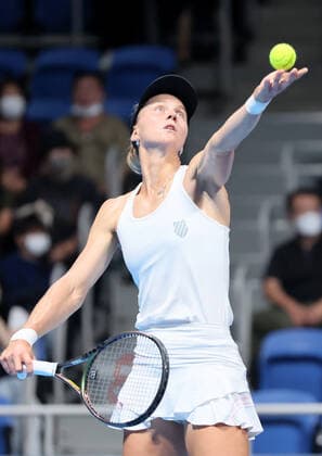 September 24, 2022, Tokyo, Japan - Liudmila Samsonova of Russia tosses the ball to deliver a service against Zhang Shuai of China at the singles semi final match at the Toray Pan Pacific Open tennis tournament at the Ariake Coliseum in Tokyo on Saturday, September 24, 2022. Samsonova defeated Zhang 7-6, 6-2. Noxthirdxpartyxsales  (0169936599st)