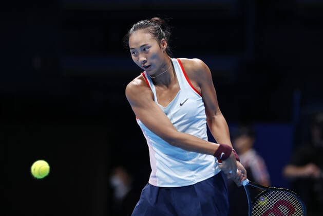 September 24, 2022, Tokyo, Japan: Qinwen ZHENG (CHN) hits a return against Veronika KUDERMETOVA during their Singles Semi-final match at the TORAY PAN PACIFIC OPEN TENNIS TOURNAMENT 2022 at Ariake Coliseum. The tournament is held from September 17 to 25. Tokyo Japan - ZUMAm191 20220924_zap_m191_021 Copyright: xRodrigoxReyesxMarinx