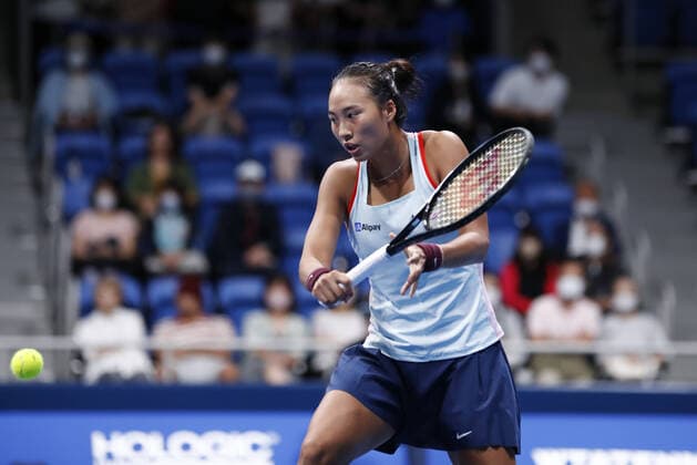 September 24, 2022, Tokyo, Japan: Qinwen ZHENG (CHN) hits a return against Veronika KUDERMETOVA during their Singles Semi-final match at the TORAY PAN PACIFIC OPEN TENNIS TOURNAMENT 2022 at Ariake Coliseum. The tournament is held from September 17 to 25. Tokyo Japan - ZUMAm191 20220924_zap_m191_023 Copyright: xRodrigoxReyesxMarinx