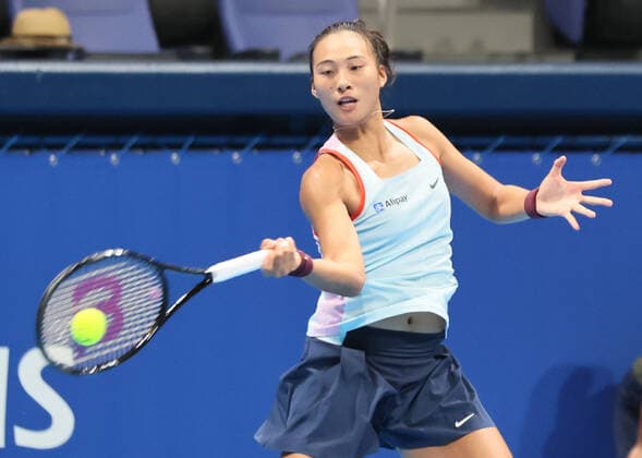 September 24, 2022, Tokyo, Japan - Zheng Qinwen of China returns the ball against Veronika Kudermetova of Russia at the singles semi final match at the Toray Pan Pacific Open tennis tournament at the Ariake Coliseum in Tokyo on Saturday, September 24, 2022. Zheng defeated Kudermetova 5-7, 6-3, 7-6. Noxthirdxpartyxsales  (0169946549st)