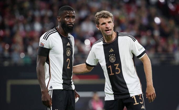 Antonio Rüdiger, Thomas Müller talking action upper body upper body sports football soccer UEFA Nations League national team DFB men season 2022 2023 23 09 2022 Germany GER vs Hungary HUN DFL regulations prohibit any use of photographs as image sequences and or quasi video