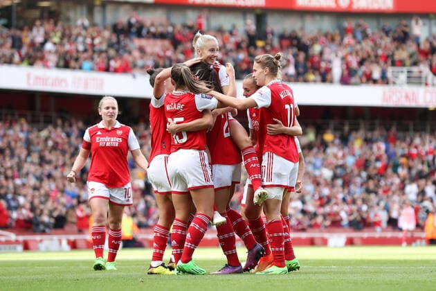 Arsenal gegen Tottenham Hotspur Frauen 24. September 2022, London Frauen-Superliga Fußball Arsenal gegen Tottenham Hotspur Frauen Rafaelle Souza von Arsenal feiert nach ihrem dritten Tor mit Leah Williamson von Arsenal und ihren Mitspielerinnen Foto Jacques Feeney Abseits London UK  Copyright: xJacquesxFeeneyx xOffsidexOffside