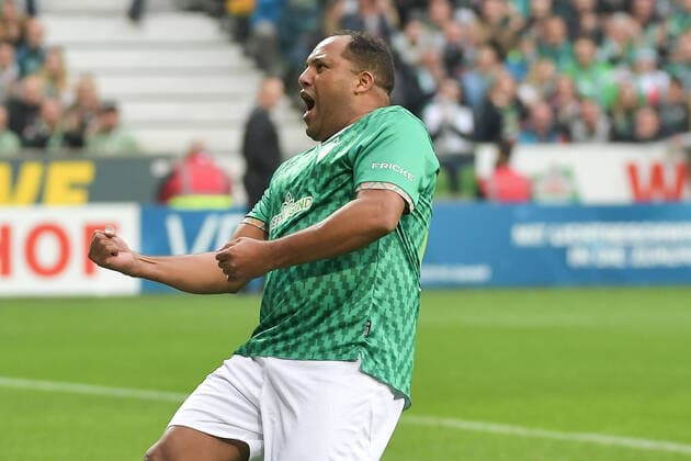 Sport Themen der Woche KW38 Sport Bilder des Tages Torjubel Ailton, Claudio Pizarro Abschiedsspiel, Fussball, 24.09.2022 Bremen Bremen Deutschland *** Goal celebration Ailton, Claudio Pizarro farewell game, football, 24 09 2022 Bremen Bremen Germany Copyright: xkolbert-press BurghardxSchreyerx