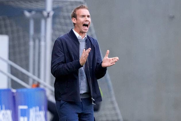 Tommy Stroot (Trainer, Cheftrainer, VfL Wolfsburg), gibt Anweisungen, gestikuliert, mit den Armen gestikulieren, Einzelbild, Einzelfoto, Aktion, Action, 24.09.2022, Sinsheim (Deutschland), Fussball, Flyeralarm Frauen-Bundesliga, TSG 1899 Hoffenheim - VfL Wolfsburg, DFB DFL REGULATIONS PROHIBIT ANY USE OF PHOTOGRAPHS AS IMAGE SEQUENCES AND OR QUASI-VIDEO. *** Tommy Stroot coach, head coach, VfL Wolfsburg , gives instructions, gestures, gesturing with arms, single picture, single photo, action, action, 24 09 2022, Sinsheim Germany , Football, Flyeralarm Frauen Bundesliga, TSG 1899 Hoffenheim VfL Wolfsburg, DFB DFL REGULATIONS PROHIBIT ANY USE OF PHOTOGRAPHS AS IMAGE SEQUENCES AND OR QUASI VIDEO xozx