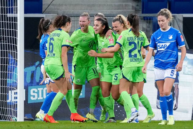 v.li.: Dominique Janssen (Wolfsburg, 6), Alexandra Popp (Alex Popp, Wolfsburg, 11), Jule Brand (Wolfsburg, 29, verdeckt), Lena Sophie Oberdorf (Wolfsburg, 5), Lena Lattwein (Wolfsburg, 8), Maria Joelle Wedemeyer (Wolfsburg, 24), Spielerinnen vom VfL Wolfsburg, jubeln über das Tor zum 1:2, Jubel, Torjubel, Torerfolg, celebrate the goal, goal, celebration, Jubel ueber das Tor, optimistisch, Spielszene, Highlight, Action, Aktion, 24.09.2022, Sinsheim (Deutschland), Fussball, Flyeralarm Frauen-Bundesliga, TSG 1899 Hoffenheim - VfL Wolfsburg, DFB DFL REGULATIONS PROHIBIT ANY USE OF PHOTOGRAPHS AS IMAGE SEQUENCES AND OR QUASI-VIDEO. *** v li Dominique Janssen Wolfsburg, 6 , Alexandra Popp Alex Popp, Wolfsburg, 11 , Jule Brand Wolfsburg, 29, hidden , Lena Sophie Oberdorf Wolfsburg, 5 , Lena Lattwein Wolfsburg, 8 , Maria Joelle Wedemeyer Wolfsburg, 24 , VfL Wolfsburg players, celebrate the goal to 1 2, jubilation, goal celebration, goal, celebrate the goal, goal, celebration, cheering about the goal, optimistic, game scene, highlight, action, action, 24 09 2022, Sinsheim Germany , Football, Flyeralarm Frauen Bundesliga, TSG 1899 Hoffenheim VfL Wolfsburg, DFB DFL REGULATES PROHIBIT ANY USE OF PHOTOGRAPHS AS IMAGE SEQUENCES AND OR QUASI VIDEO xozx