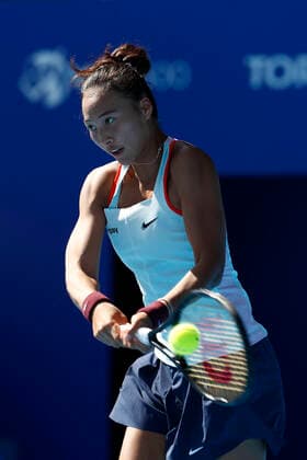 September 25, 2022, Tokyo, Japan: Qinwen ZHENG (CHN) hits a return against Liudmila SAMSONOVA during their Singles Final match at the TORAY PAN PACIFIC OPEN TENNIS TOURNAMENT 2022 at Ariake Coliseum. The tournament is held from September 17 to 25. Tokyo Japan - ZUMAm191 20220925_zap_m191_008 Copyright: xRodrigoxReyesxMarinx