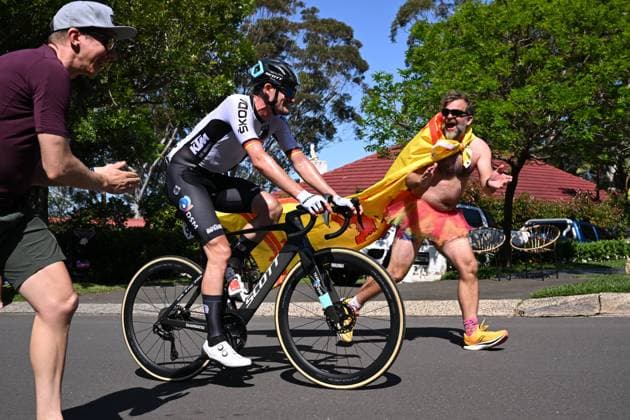 CYCLING WORLD CHAMPIONSHIPS, Nico Denz of Germany is cheered along by a spectator as he climbs Mt. Pleasant during the Men?s Elite Road Race during the 2022 UCI Road World Championships in Wollongong, south of Sydney, Sunday, September 25, 2022. ( NO ARCHIVING, EDITORIAL USE ONLY, NO USE IN BOOKS WITHOUT CONSENT WOLLONGONG NEW SOUTH WALES AUSTRALIA  Copyright: xDEANxLEWINSx 0169982686st