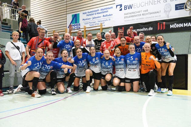 Bilder des Jahres 2022, Sport 09 September Sport Themen der Woche KW38 Sport Bilder des Tages Handball, Frauen, HBF, TuS Metzingen - Thüringer HC Siegerbild des Thueringer HC TusSies Metzingen vs. Thueringer HC Handball, HBF, 3.Ligaspiel, Saison 2022 2023 , 24.09.2022 TusSies Metzingen vs. Thueringer HC Handball, HBF, 3.Ligaspiel, Saison 2022 2023 , 24.09.2022 Metzingen *** Winning picture of Thueringer HC TusSies Metzingen vs Thueringer HC Handball, HBF, 3 league match, 2022 2023 season , 24 09 2022 TusSies Metzingen vs Thueringer HC Handball, HBF, 3 league match, 2022 2023 season , 24 09 2022 Metzingen Copyright: xEibner-Pressefotox EP_TBR