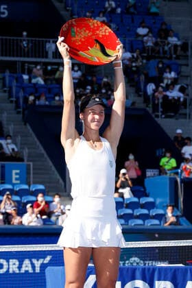 September 25, 2022, Tokyo, Japan: Liudmila SAMSONOVA poses for the cameras after winning the Singles Final match against Qinwen ZHENG (CHN) during the TORAY PAN PACIFIC OPEN TENNIS TOURNAMENT 2022 at Ariake Coliseum. The tournament is held from September 17 to 25. Samsonova won 7:5,7:5. Tokyo Japan - ZUMAm191 20220925_zap_m191_018 Copyright: xRodrigoxReyesxMarinx