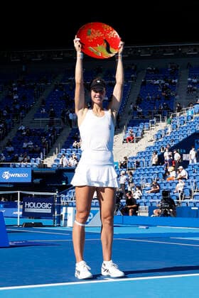 September 25, 2022, Tokyo, Japan: Liudmila SAMSONOVA poses for the cameras after winning the Singles Final match against Qinwen ZHENG (CHN) during the TORAY PAN PACIFIC OPEN TENNIS TOURNAMENT 2022 at Ariake Coliseum. The tournament is held from September 17 to 25. Samsonova won 7:5,7:5. Tokyo Japan - ZUMAm191 20220925_zap_m191_019 Copyright: xRodrigoxReyesxMarinx