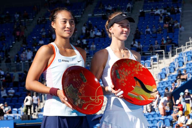 September 25, 2022, Tokyo, Japan: (L to R) Qinwen ZHENG (runner-up) and winner Liudmila SAMSONOVA pose for the cameras during the award ceremony of the TORAY PAN PACIFIC OPEN TENNIS TOURNAMENT 2022 at Ariake Coliseum. The tournament is held from September 17 to 25. Samsonova won 7:5,7:5. Tokyo Japan - ZUMAm191 20220925_zap_m191_020 Copyright: xRodrigoxReyesxMarinx