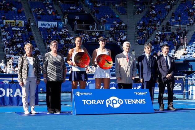September 25, 2022, Tokyo, Japan: (C-L to C-R) Qinwen ZHENG (runner-up) and winner Liudmila SAMSONOVA pose for the cameras during the award ceremony of the TORAY PAN PACIFIC OPEN TENNIS TOURNAMENT 2022 at Ariake Coliseum. The tournament is held from September 17 to 25. Samsonova won 7:5,7:5. Tokyo Japan - ZUMAm191 20220925_zap_m191_021 Copyright: xRodrigoxReyesxMarinx