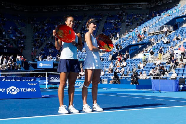 September 25, 2022, Tokyo, Japan: (L to R) Qinwen ZHENG (runner-up) and winner Liudmila SAMSONOVA pose for the cameras during the award ceremony of the TORAY PAN PACIFIC OPEN TENNIS TOURNAMENT 2022 at Ariake Coliseum. The tournament is held from September 17 to 25. Samsonova won 7:5,7:5. Tokyo Japan - ZUMAm191 20220925_zap_m191_022 Copyright: xRodrigoxReyesxMarinx