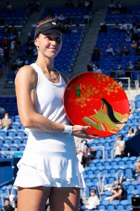 September 25, 2022, Tokyo, Japan: Liudmila SAMSONOVA poses for the cameras after winning the Singles Final match against Qinwen ZHENG (CHN) during the TORAY PAN PACIFIC OPEN TENNIS TOURNAMENT 2022 at Ariake Coliseum. The tournament is held from September 17 to 25. Samsonova won 7:5,7:5. Tokyo Japan - ZUMAm191 20220925_zap_m191_023 Copyright: xRodrigoxReyesxMarinx