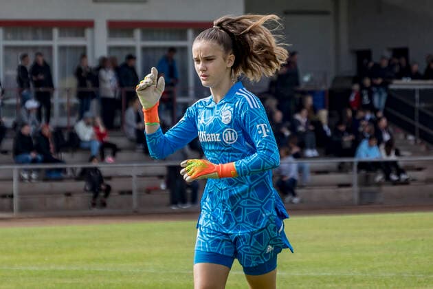 B Juniorinnen Bundesliga Eintracht Frankfurt U17 FC Bayern München U17, Stadion am Brentanobad, Frankfurt, 24 09 2022 Nelly Smolarczyk FC Bayern München U17 1 , Eintracht Frankfurt U17 FC Bayern München U17, Frankfurt, Bezirkssportanlage Heinrich Becker Straße, 24 9 2022. Copyright: xBEAUTIFULxSPORTS Gawlikx