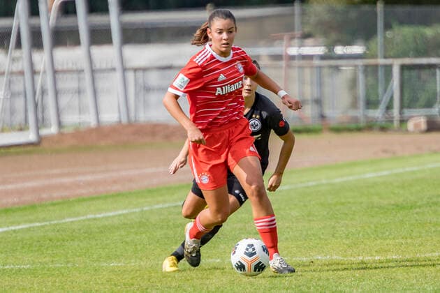 B Juniorinnen Bundesliga Eintracht Frankfurt U17 FC Bayern München U17, Stadion am Brentanobad, Frankfurt, 24 09 2022 Carla Schwarz FC Bayern München U17 11 , Eintracht Frankfurt U17 FC Bayern München U17, Frankfurt, Bezirkssportanlage Heinrich Becker Straße, 24 9 2022. Copyright: xBEAUTIFULxSPORTS Gawlikx