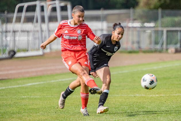 B Junior Girls Bundesliga Eintracht Frankfurt U17 FC Bayern Munich U17, Stadion am Brentanobad, Frankfurt, 24 09 2022 Carla Schwarz FC Bayern Munich U17 11 Amira Kallouch Eintracht Frankfurt U17 11 , Eintracht Frankfurt U17 FC Bayern Munich U17, Frankfurt, Bezirkssportanlage Heinrich Becker Straße, 24 9 2022 Copyright: xBEAUTIFULxSPORTS Gawlikx