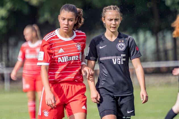 B Junior Girls Bundesliga Eintracht Frankfurt U17 FC Bayern München U17, Stadion am Brentanobad, Frankfurt, 24 09 2022 Carla Schwarz FC Bayern München U17 11 Maya Mareen Patsch Eintracht Frankfurt U17 12 , Eintracht Frankfurt U17 FC Bayern München U17, Frankfurt, Bezirkssportanlage Heinrich Becker Straße, 24 9 2022 Copyright: xBEAUTIFULxSPORTS Gawlikx