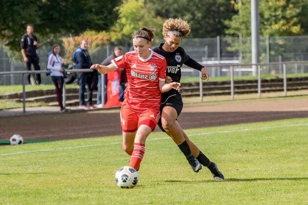 B Junior Bundesliga Eintracht Frankfurt U17 FC Bayern Munich U17, Stadion am Brentanobad, Frankfurt, 24 09 2022 Gabriela Grashei FC Bayern Munich U17 26 Rosa Rückert Eintracht Frankfurt U17 8 , Eintracht Frankfurt U17 FC Bayern Munich U17, Frankfurt, Bezirkssportanlage Heinrich Becker Straße, 24 9 2022 Copyright: xBEAUTIFULxSPORTS Gawlikx