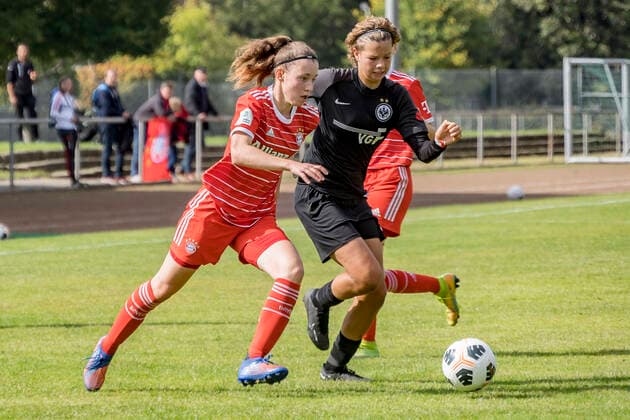 B Junior Bundesliga Eintracht Frankfurt U17 FC Bayern Munich U17, Stadion am Brentanobad, Frankfurt, 24 09 2022 Gabriela Grashei FC Bayern Munich U17 26 Rosa Rückert Eintracht Frankfurt U17 8 , Eintracht Frankfurt U17 FC Bayern Munich U17, Frankfurt, Bezirkssportanlage Heinrich Becker Straße, 24 9 2022 Copyright: xBEAUTIFULxSPORTS Gawlikx