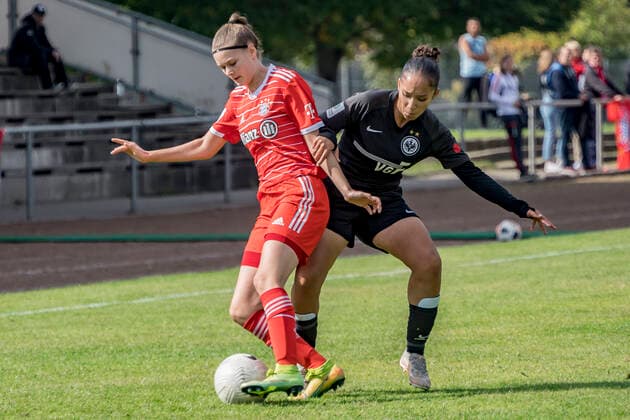 B Junior Bundesliga Eintracht Frankfurt U17 FC Bayern Munich U17, Stadion am Brentanobad, Frankfurt, 24 09 2022 Finja Sluka FC Bayern Munich U17 25 Amira Kallouch Eintracht Frankfurt U17 11 , Eintracht Frankfurt U17 FC Bayern Munich U17, Frankfurt, Bezirkssportanlage Heinrich Becker Straße, 24 9 2022 Copyright: xBEAUTIFULxSPORTS Gawlikx