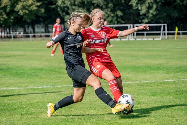 B Junior Girls Bundesliga Eintracht Frankfurt U17 FC Bayern Munich U17, Stadion am Brentanobad, Frankfurt, 24 09 2022 Maya Mareen Patsch Eintracht Frankfurt U17 12 Eszter Reszter FC Bayern Munich U17 2 , Eintracht Frankfurt U17 FC Bayern Munich U17, Frankfurt, Bezirkssportanlage Heinrich Becker Straße, 24 9 2022 Copyright: xBEAUTIFULxSPORTS Gawlikx