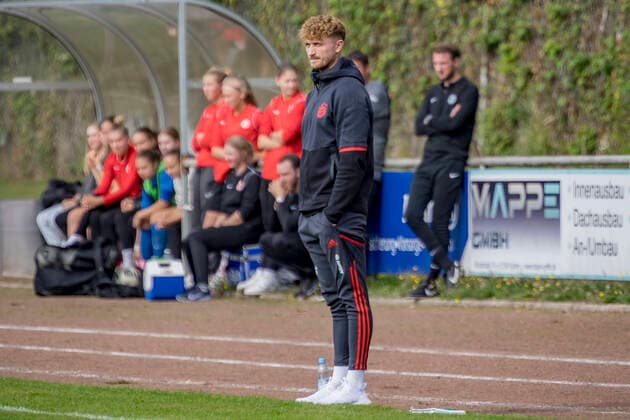 B Juniorinnen Bundesliga Eintracht Frankfurt U17 FC Bayern München U17, Stadion am Brentanobad, Frankfurt, 24 09 2022 Michael Schubert Trainer FC Bayern München U17 , Eintracht Frankfurt U17 FC Bayern München U17, Frankfurt, Bezirkssportanlage Heinrich Becker Straße, 24 9 2022 Copyright: xBEAUTIFULxSPORTS Gawlikx
