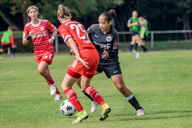 B Junior Bundesliga Eintracht Frankfurt U17 FC Bayern Munich U17, Stadion am Brentanobad, Frankfurt, 24 09 2022 Finja Sluka FC Bayern Munich U17 25 Amira Kallouch Eintracht Frankfurt U17 11 , Eintracht Frankfurt U17 FC Bayern Munich U17, Frankfurt, Bezirkssportanlage Heinrich Becker Straße, 24 9 2022 Copyright: xBEAUTIFULxSPORTS Gawlikx