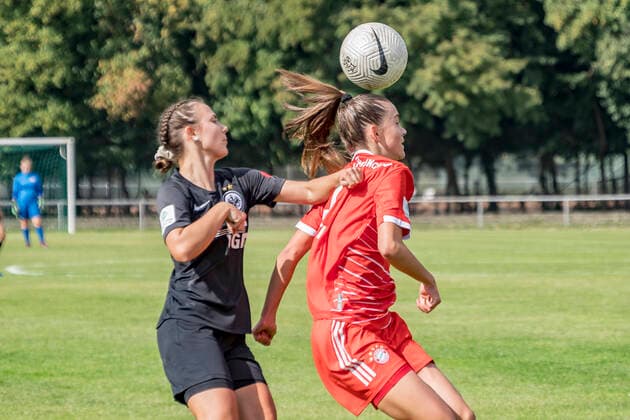 B Junior Bundesliga Eintracht Frankfurt U17 FC Bayern München U17, Stadion am Brentanobad, Frankfurt, 24 09 2022 Maya Mareen Patsch Eintracht Frankfurt U17 12 Emilia Zanetti FC Bayern Münhen U17 6 , Eintracht Frankfurt U17 FC Bayern München U17, Frankfurt, Bezirkssportanlage Heinrich Becker Straße, 24 9 2022 Copyright: xBEAUTIFULxSPORTS Gawlikx
