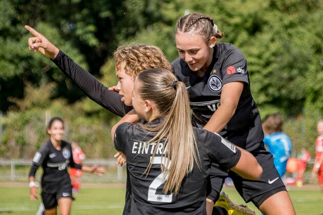 B Junior Girls Bundesliga Eintracht Frankfurt U17 FC Bayern Munich U17, Stadion am Brentanobad, Frankfurt, 24 09 2022 Rosa Rückert Eintracht Frankfurt U17 8 Cora Lepper Eintracht Frankfurt U17 2 Maya Mareen Patsch Eintracht Frankfurt U17 12 , Eintracht Frankfurt U17 FC Bayern Munich U17, Frankfurt, Bezirkssportanlage Heinrich Becker Straße, 24 9 2022 Copyright: xBEAUTIFULxSPORTS Gawlikx