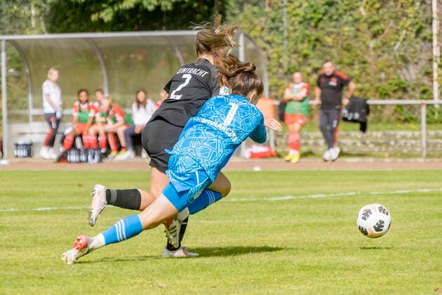 B Junior Girls Bundesliga Eintracht Frankfurt U17 FC Bayern Munich U17, Stadion am Brentanobad, Frankfurt, 24 09 2022 Cora Lepper Eintracht Frankfurt U17 2 Nelly Smolarczyk FC Bayern Munich U17 1 , Eintracht Frankfurt U17 FC Bayern Munich U17, Frankfurt, Bezirkssportanlage Heinrich Becker Straße, 24 9 2022 Copyright: xBEAUTIFULxSPORTS Gawlikx