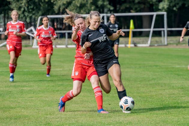 B Junior Girls Bundesliga Eintracht Frankfurt U17 FC Bayern Munich U17, Stadion am Brentanobad, Frankfurt, 24 09 2022 Gabriela Grashei FC Bayern Munich U17 26 Cora Lepper Eintracht Frankfurt U17 2 , Eintracht Frankfurt U17 FC Bayern Munich U17, Frankfurt, Bezirkssportanlage Heinrich Becker Straße, 24 9 2022 Copyright: xBEAUTIFULxSPORTS Gawlikx