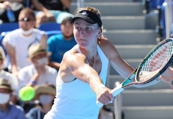 September 25, 2022, Tokyo, Japan - Liudmila Samsonova of Russia returns the ball against China s Zheng Qinwen at the singles final of the Toray Pan Pacific Open tennis tournament at the Ariake Coliseum in Tokyo on Sunday, September 25, 2022. Samsonova defeated Zheng 7-5, 7-5 and clincged the title. Noxthirdxpartyxsales  (0169983711st)