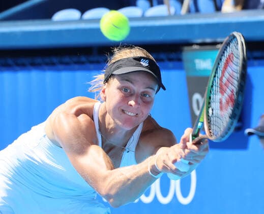 September 25, 2022, Tokyo, Japan - Liudmila Samsonova of Russia returns the ball against China s Zheng Qinwen at the singles final of the Toray Pan Pacific Open tennis tournament at the Ariake Coliseum in Tokyo on Sunday, September 25, 2022. Samsonova defeated Zheng 7-5, 7-5 and clincged the title. Noxthirdxpartyxsales  (0169983712st)