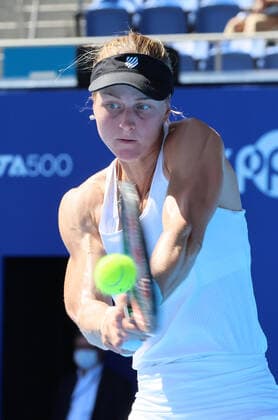 September 25, 2022, Tokyo, Japan - Liudmila Samsonova of Russia returns the ball against China s Zheng Qinwen at the singles final of the Toray Pan Pacific Open tennis tournament at the Ariake Coliseum in Tokyo on Sunday, September 25, 2022. Samsonova defeated Zheng 7-5, 7-5 and clincged the title. Noxthirdxpartyxsales  (0169983715st)