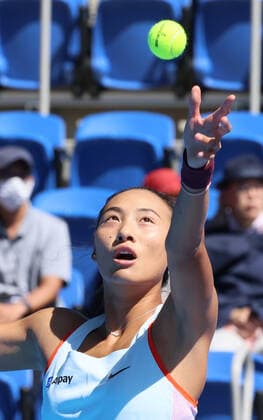 September 25, 2022, Tokyo, Japan - Zheng Qinwen of China tosses the ball to deliver a service against Liudmila Samsonova of Russia at the singles final of the Toray Pan Pacific Open tennis tournament at the Ariake Coliseum in Tokyo on Sunday, September 25, 2022. Samsonova defeated Zheng 7-5, 7-5 and clincged the title. Noxthirdxpartyxsales  (0169983729st)