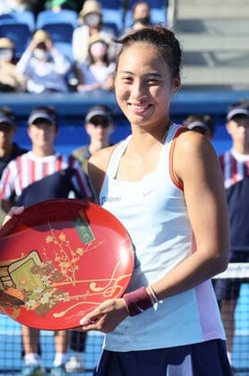 September 25, 2022, Tokyo, Japan - Zheng Qinwen of China holds therunner-up trophy of the singles of the Toray Pan Pacific Open tennis tournament at the Ariake Coliseum in Tokyo on Sunday, September 25, 2022. Zheng was defeated by Russia s Liudomila samsonova in the final 5-7, 5-7. Noxthirdxpartyxsales  (0169983730st)