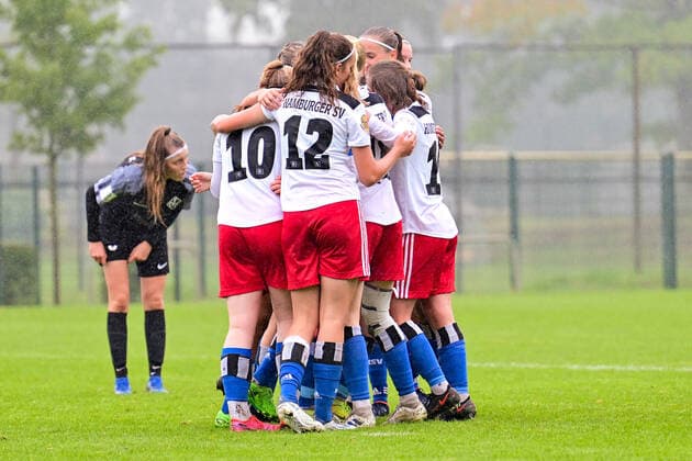 Soccer I Junior I Season 2022 2023 I Bundesliga Nord Nordost I 3 Matchday I Hamburger SV U17 Osnabrücker SC I 24 09 2022 The team of Hamburger SV U17 is happy about a goal, cheers, goal celebration Norderstedt Paul Hauenschild places Schleswig Holstein Germany Copyright: xLobeca WolfxGebhardtx